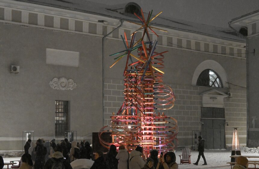 Арт-объект "Электрическая елка" установили во дворе Музея Москвы 15 фото