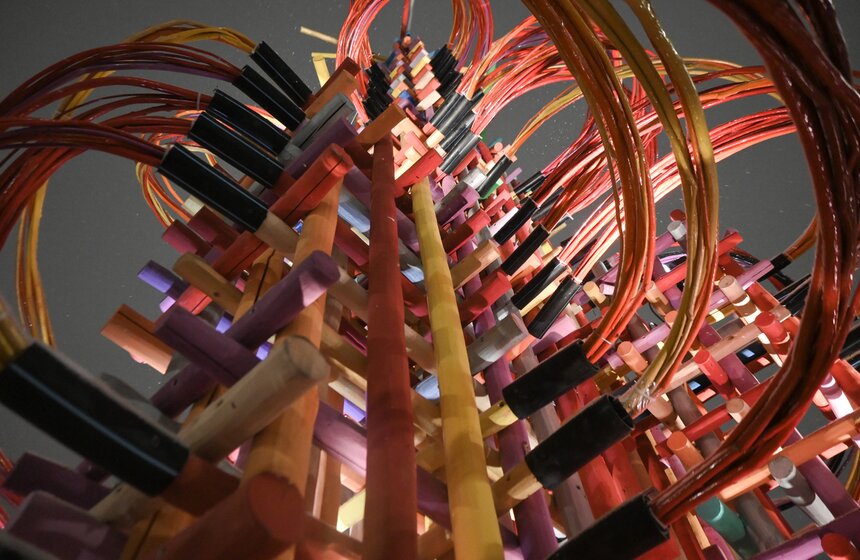 Арт-объект "Электрическая елка" установили во дворе Музея Москвы 17 фото