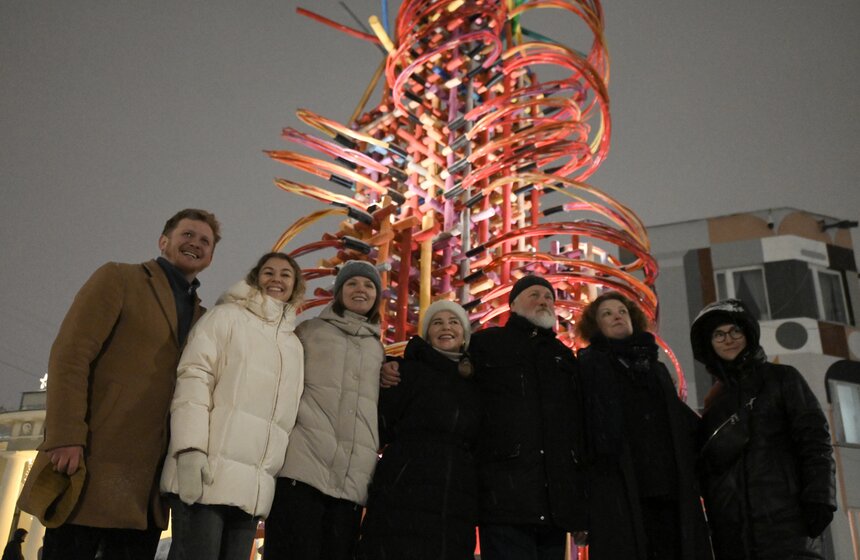 Арт-объект "Электрическая елка" установили во дворе Музея Москвы 14 фото