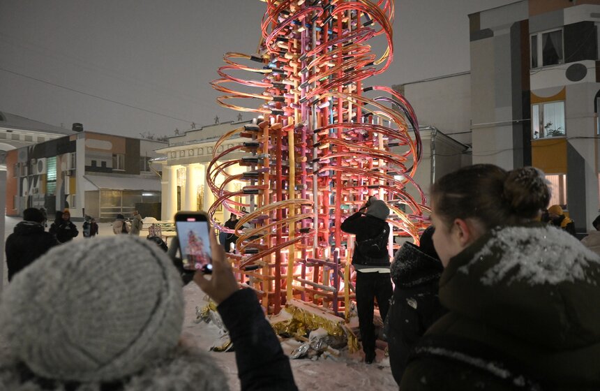 Арт-объект "Электрическая елка" установили во дворе Музея Москвы 6 фото