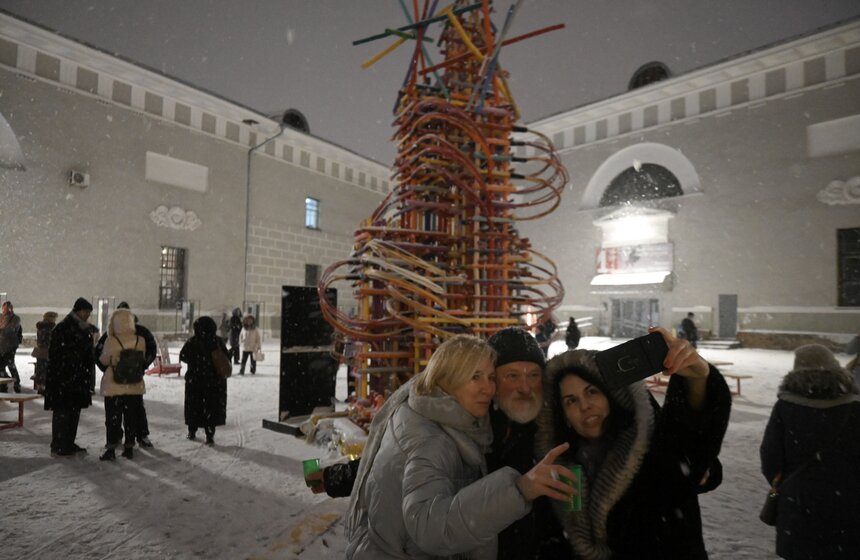 Арт-объект "Электрическая елка" установили во дворе Музея Москвы 3 фото