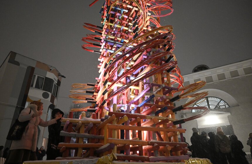 Арт-объект "Электрическая елка" установили во дворе Музея Москвы 10 фото