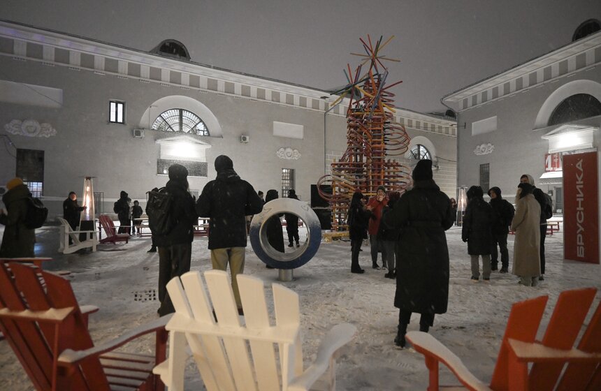 Арт-объект "Электрическая елка" установили во дворе Музея Москвы 1 фото