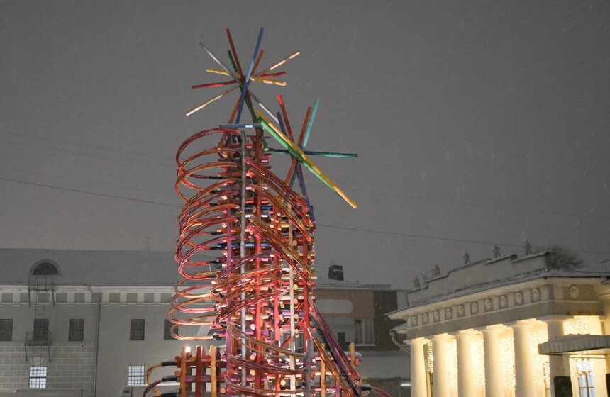 Арт-объект "Электрическая елка" установили во дворе Музея Москвы 7 фото