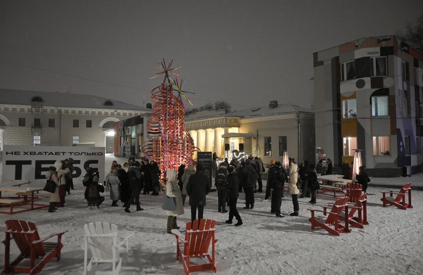 Арт-объект "Электрическая елка" установили во дворе Музея Москвы 12 фото