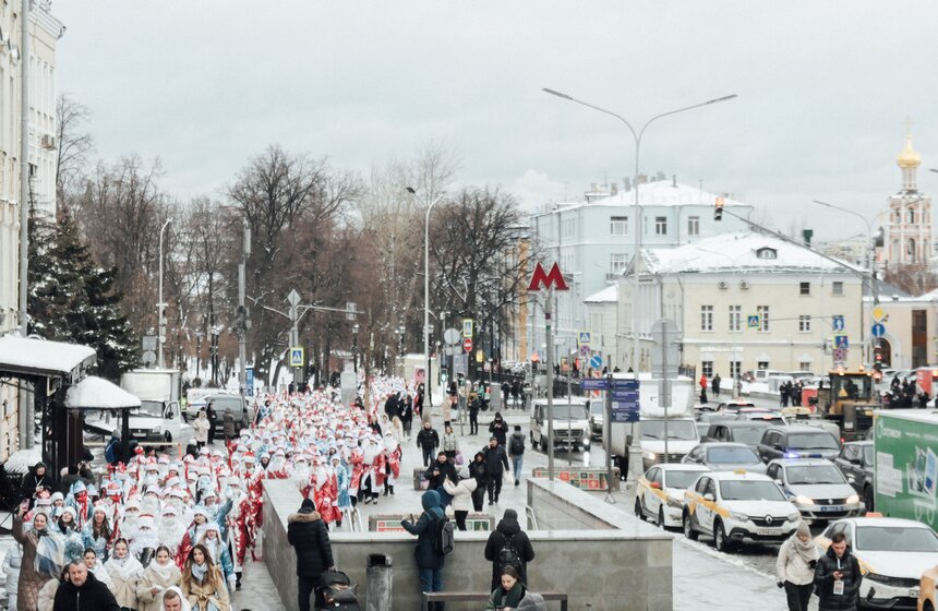 Шествие Дедов Морозов и Снегурочек состоялось в Москве 8 фото