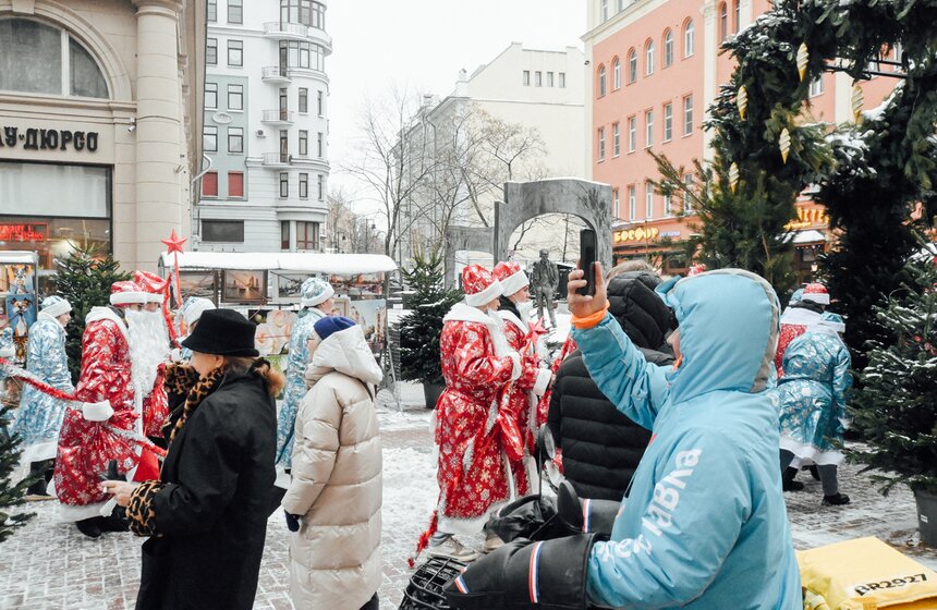 Шествие Дедов Морозов и Снегурочек состоялось в Москве 18 фото