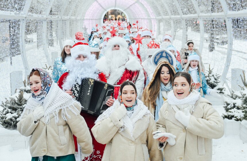 Шествие Дедов Морозов и Снегурочек состоялось в Москве 12 фото