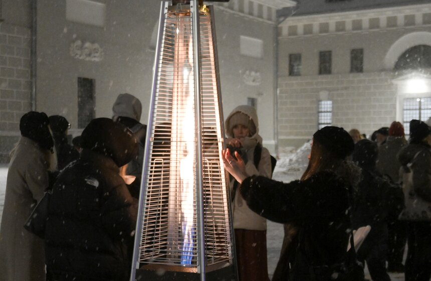 Арт-объект "Электрическая елка" установили во дворе Музея Москвы 2 фото