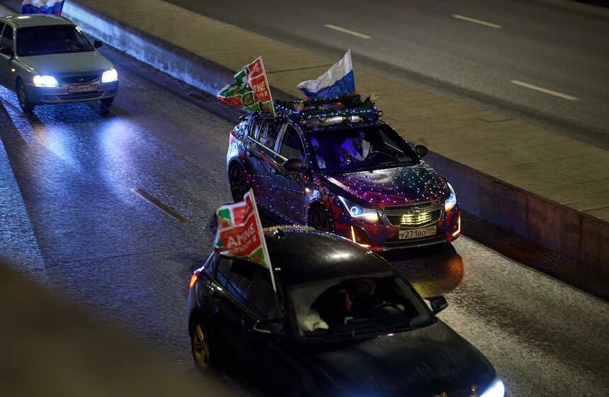 Предновогодний автопробег состоялся в рамках "Зимы в Москве" 21 фото