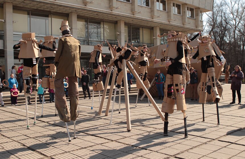 В столице прошел космический уличный перформанс 13 фото