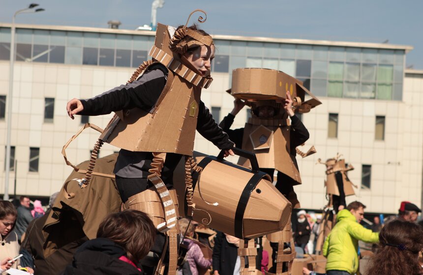 В столице прошел космический уличный перформанс 7 фото