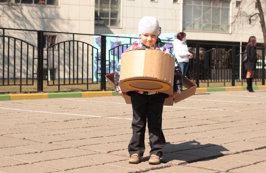 В столице прошел космический уличный перформанс 6 фото