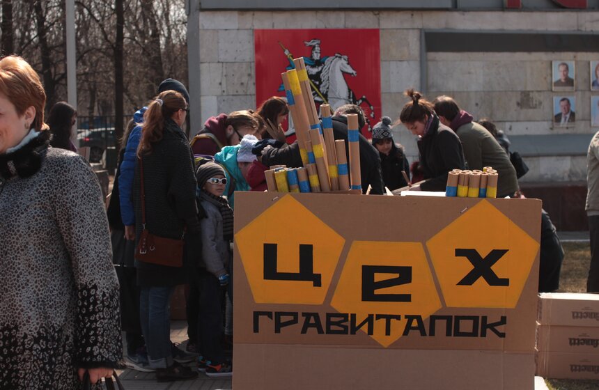 В столице прошел космический уличный перформанс 12 фото