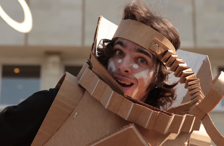 В столице прошел космический уличный перформанс 17 фото