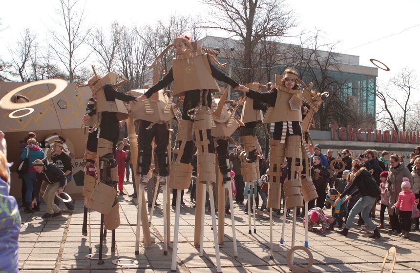 В столице прошел космический уличный перформанс 16 фото