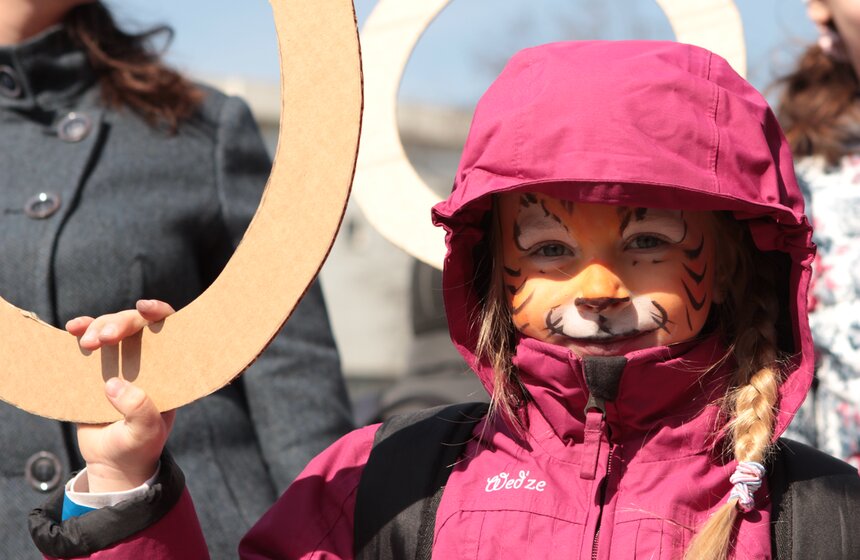 В столице прошел космический уличный перформанс 15 фото