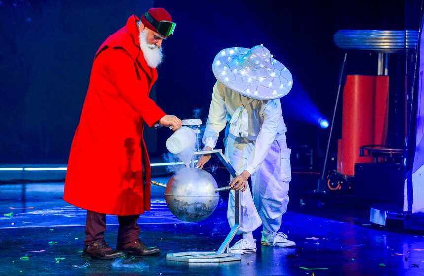 Шоу "Квант волшебства" прошло в рамках научной елки Wow! How? 12 фото