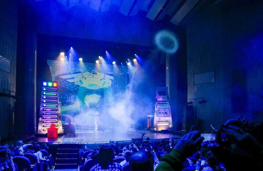 Шоу "Квант волшебства" прошло в рамках научной елки Wow! How? 17 фото