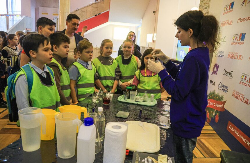 Шоу "Квант волшебства" прошло в рамках научной елки Wow! How? 23 фото