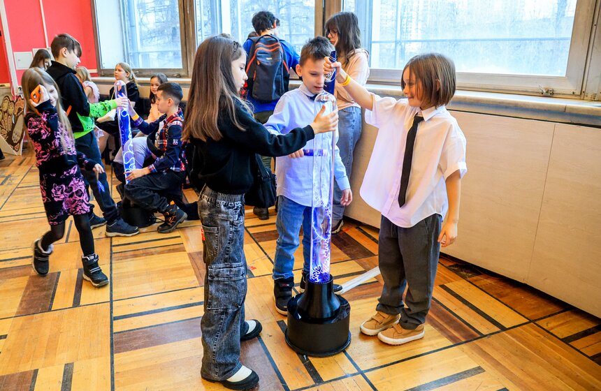 Шоу "Квант волшебства" прошло в рамках научной елки Wow! How? 26 фото