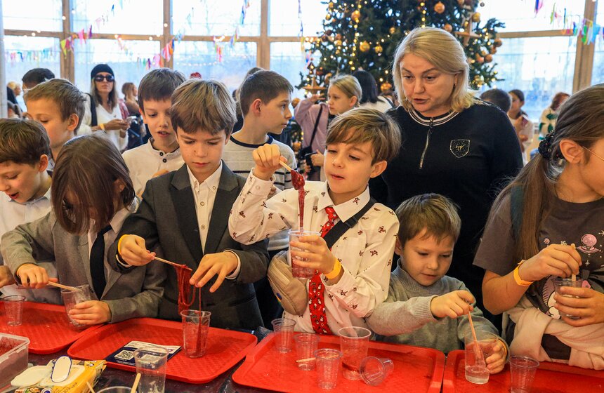 Шоу "Квант волшебства" прошло в рамках научной елки Wow! How? 24 фото