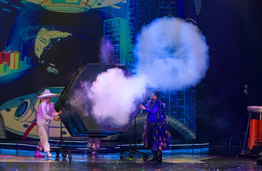 Шоу "Квант волшебства" прошло в рамках научной елки Wow! How? 16 фото