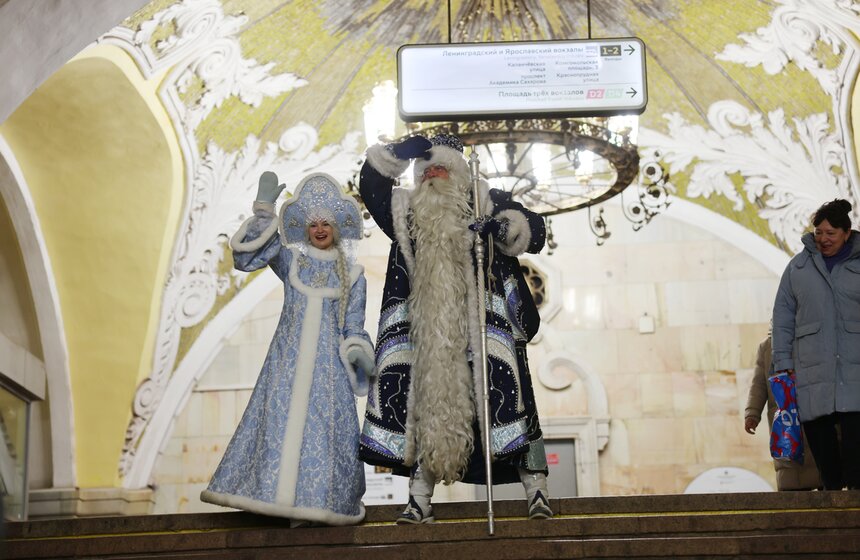 Дед Мороз поздравил с Новым годом пассажиров метро в Москве 11 фото