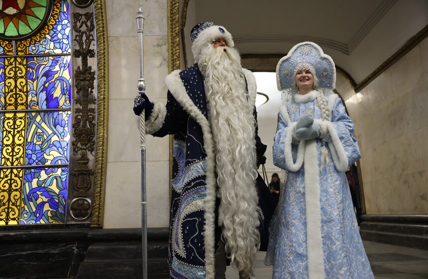 Дед Мороз поздравил с Новым годом пассажиров метро в Москве 14 фото