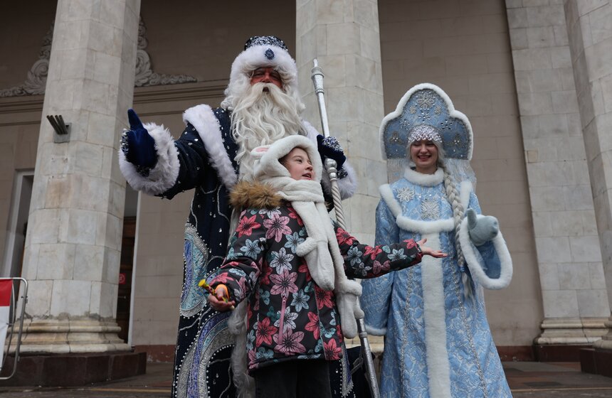Дед Мороз поздравил с Новым годом пассажиров метро в Москве 3 фото