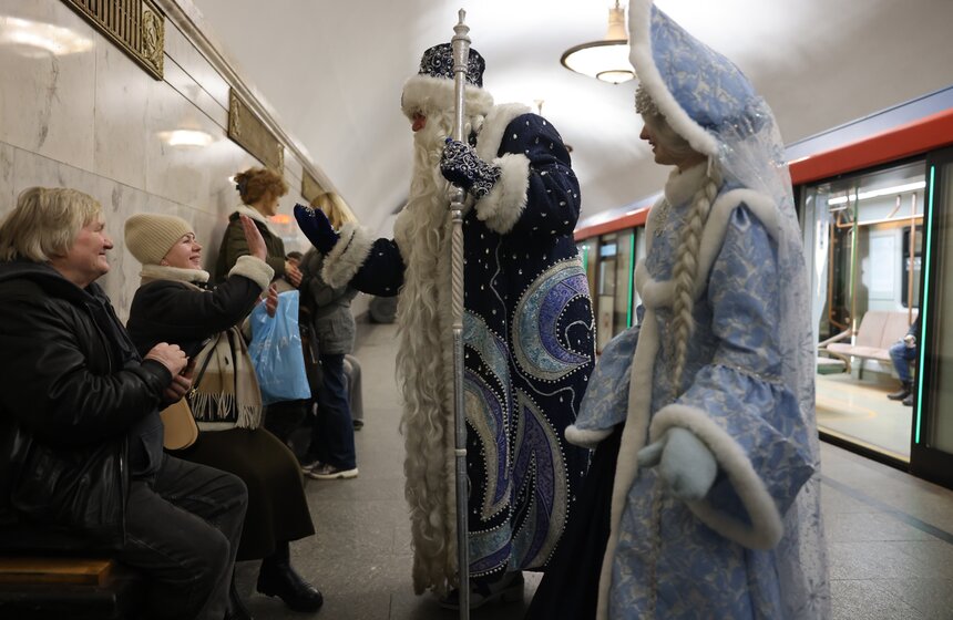 Дед Мороз поздравил с Новым годом пассажиров метро в Москве 13 фото