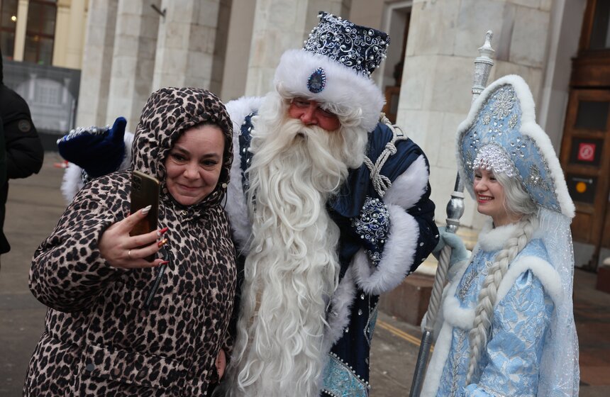 Дед Мороз поздравил с Новым годом пассажиров метро в Москве 2 фото