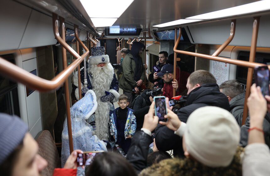 Дед Мороз поздравил с Новым годом пассажиров метро в Москве 12 фото