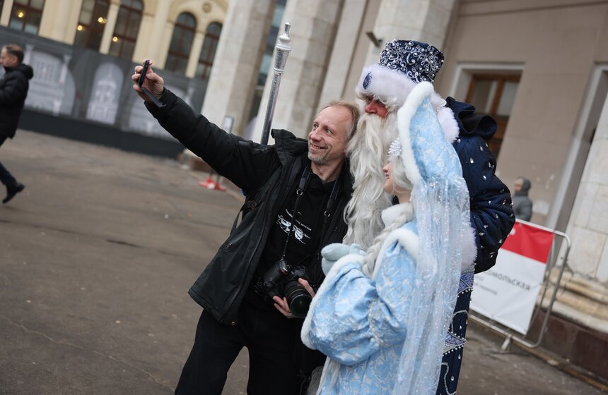 Дед Мороз поздравил с Новым годом пассажиров метро в Москве 4 фото