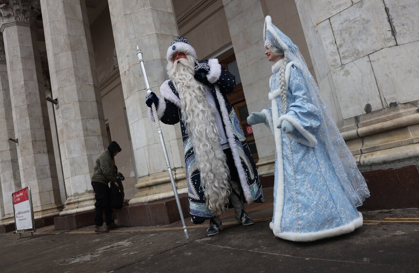 Дед Мороз поздравил с Новым годом пассажиров метро в Москве 1 фото