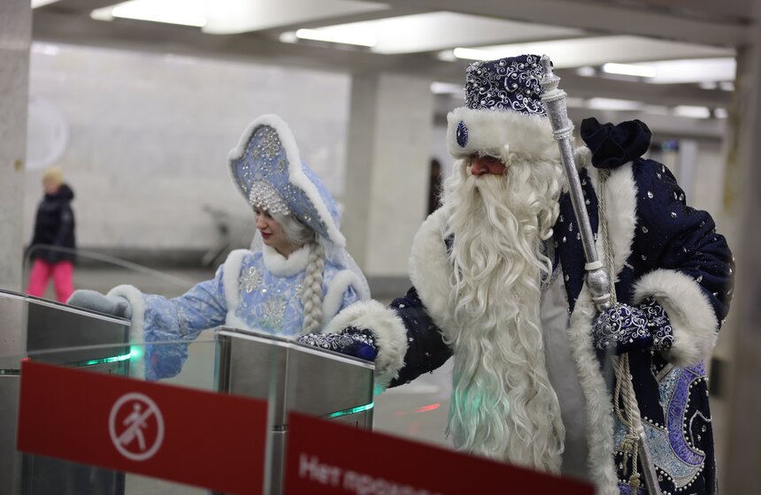Дед Мороз поздравил с Новым годом пассажиров метро в Москве 8 фото