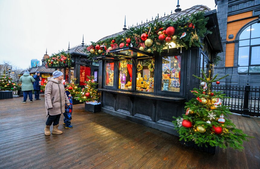 Площадка для керлинга работает в рамках проекта "Зима в Москве" 18 фото