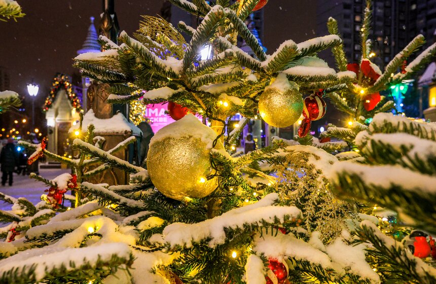 Площадка для керлинга работает в рамках проекта "Зима в Москве" 14 фото