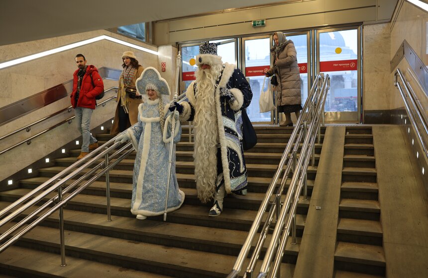 Дед Мороз поздравил с Новым годом пассажиров метро в Москве 6 фото