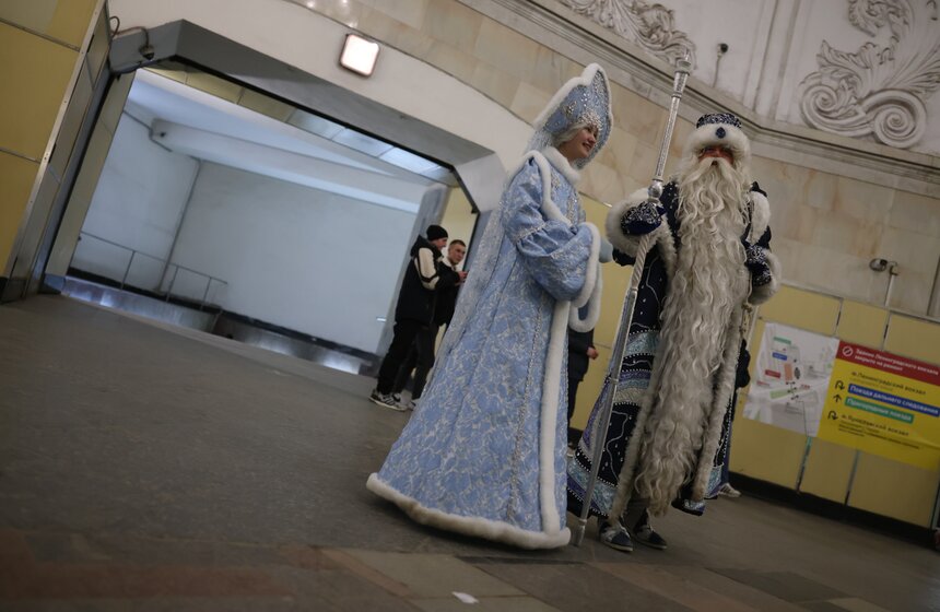 Дед Мороз поздравил с Новым годом пассажиров метро в Москве 9 фото
