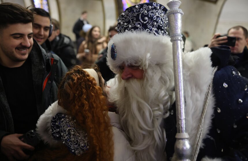 Дед Мороз поздравил с Новым годом пассажиров метро в Москве 15 фото