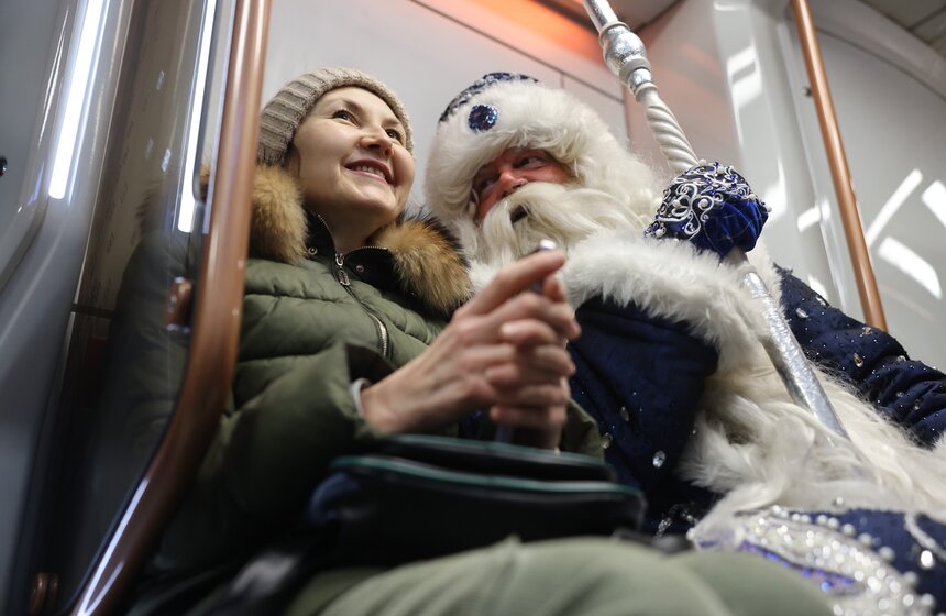 Дед Мороз поздравил с Новым годом пассажиров метро в Москве 19 фото