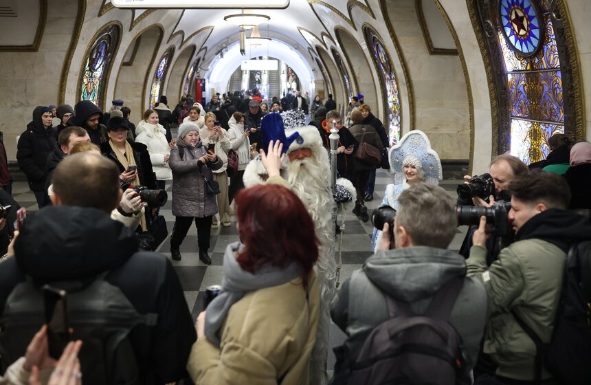 Дед Мороз поздравил с Новым годом пассажиров метро в Москве 17 фото