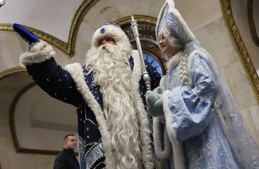 Дед Мороз поздравил с Новым годом пассажиров метро в Москве 16 фото