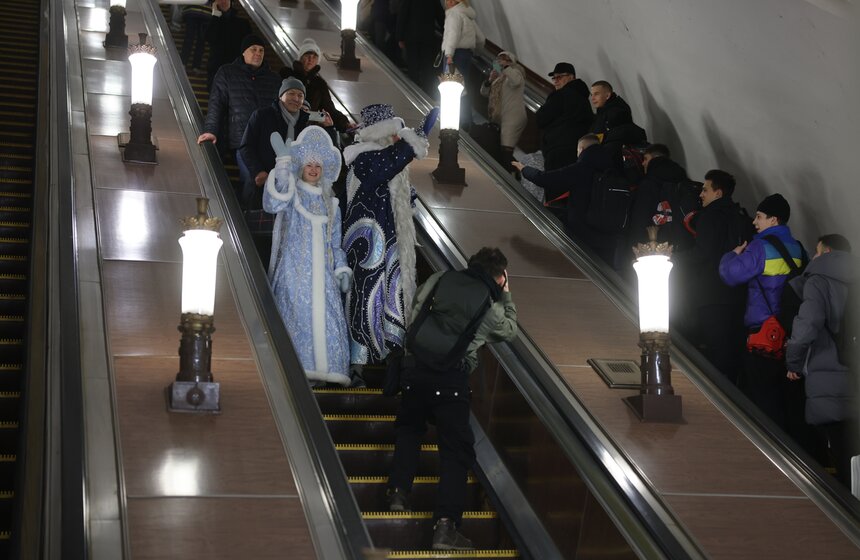 Дед Мороз поздравил с Новым годом пассажиров метро в Москве 10 фото