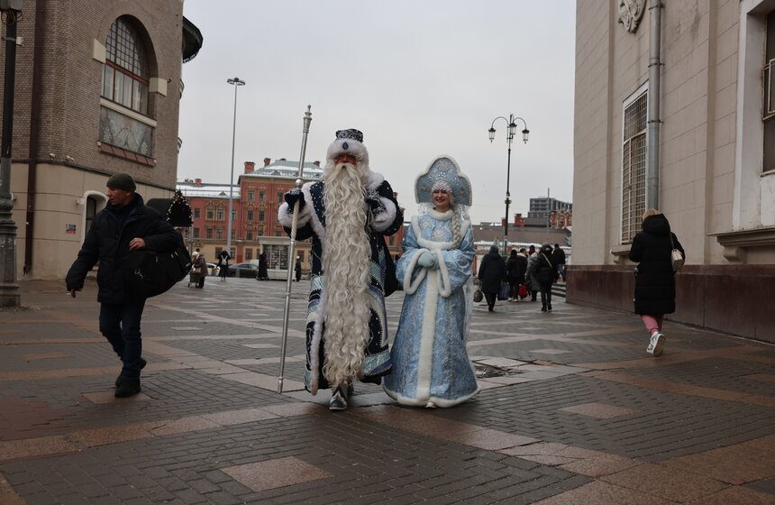 Дед Мороз поздравил с Новым годом пассажиров метро в Москве 5 фото