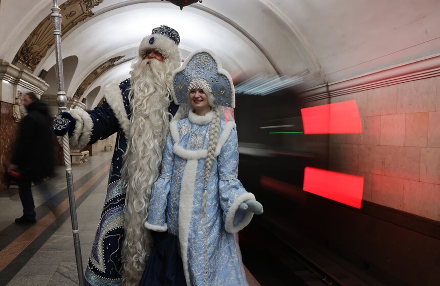 Дед Мороз поздравил с Новым годом пассажиров метро в Москве 20 фото