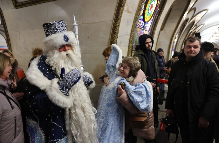 Дед Мороз поздравил с Новым годом пассажиров метро в Москве 18 фото