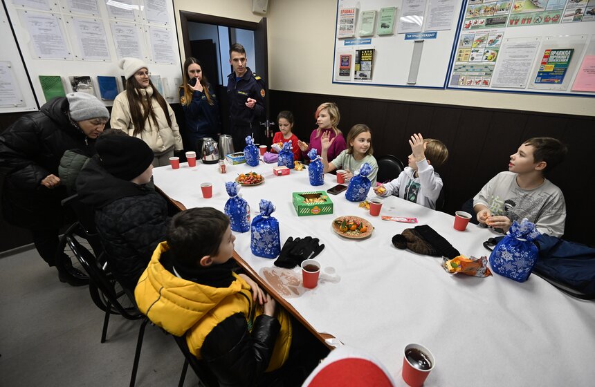Московские спасатели исполнили желание юного москвича в рамках акции "Добрая елка" 23 фото