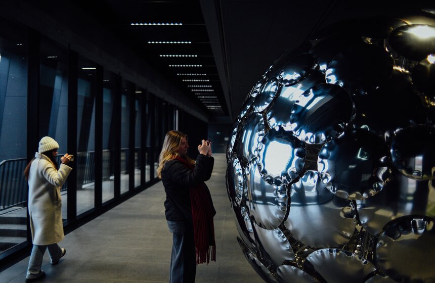 Новые экспонаты появились на фестивале "Здесь и сейчас" в центре "Сколково" 23 фото